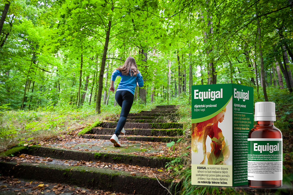 Devojka trči u šumi