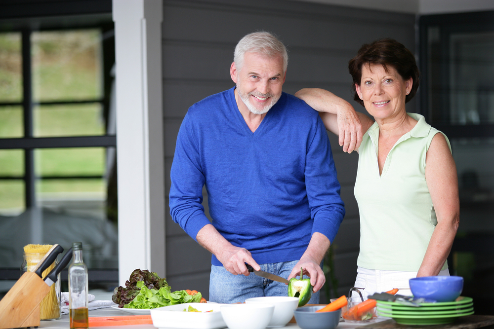 Muškarac i žena pripremaju zdravu hranu