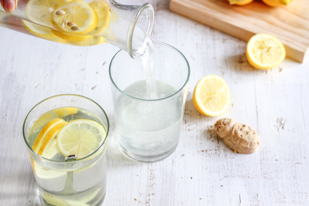 Dve čaše vode s limunom