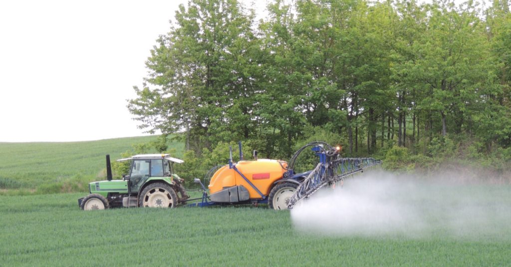 Prskanje djubriva pesticidima