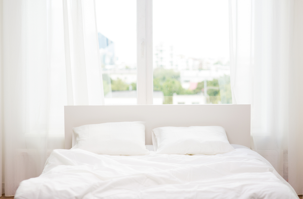 krevet sa belom posteljinom