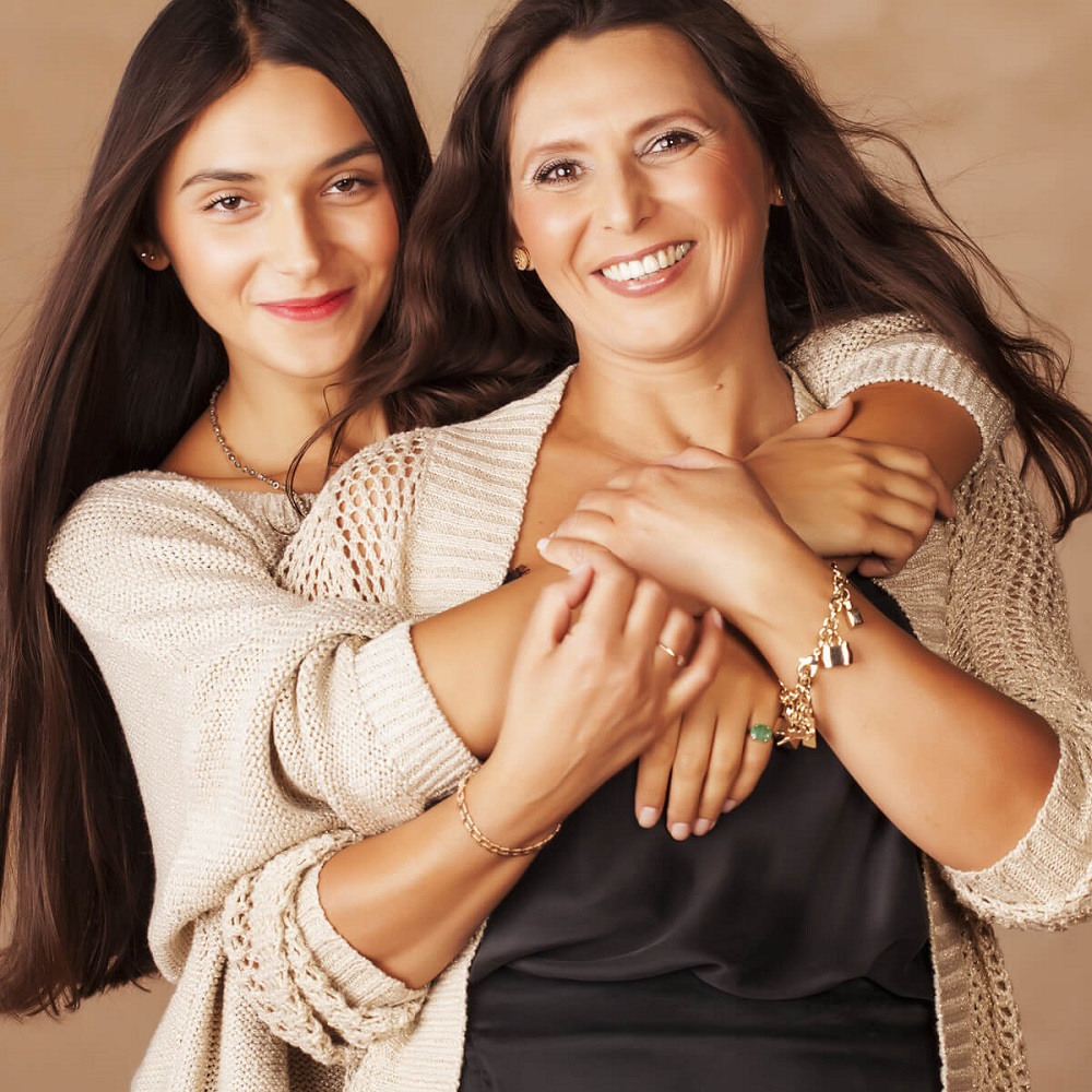 majka i ćerka u zagrljaju