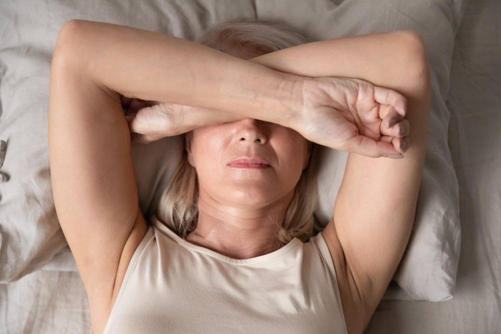 Žena pati od simptoma menopauze