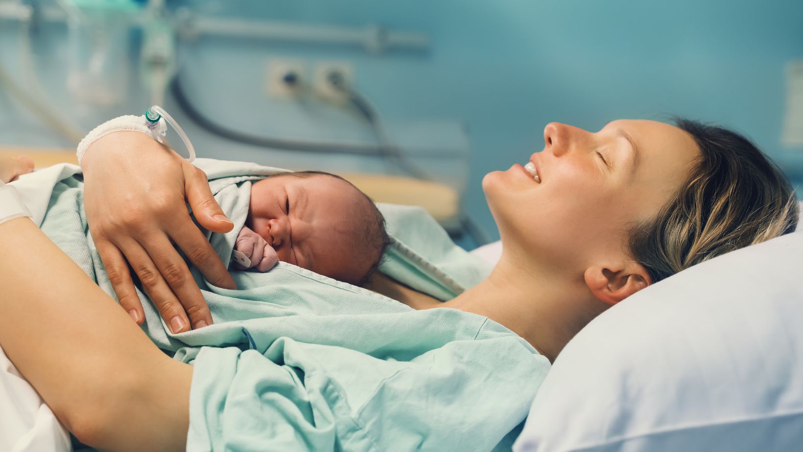 Žena s bebom nakon porođaja