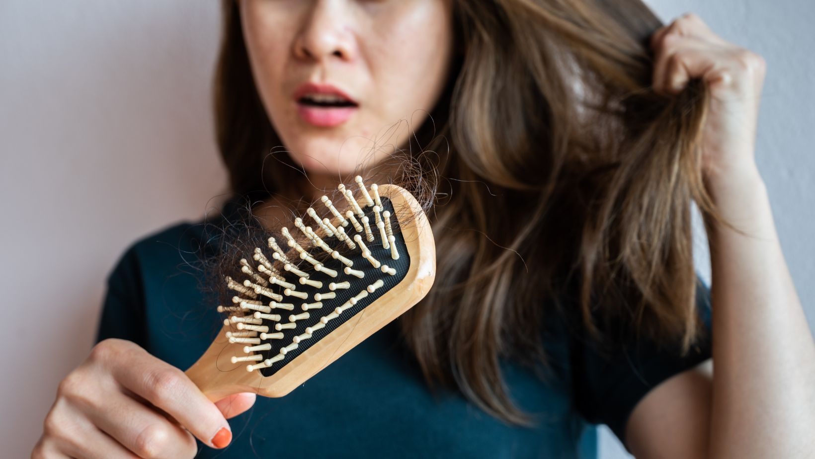 Žena pokazuje četku s opalom kosom